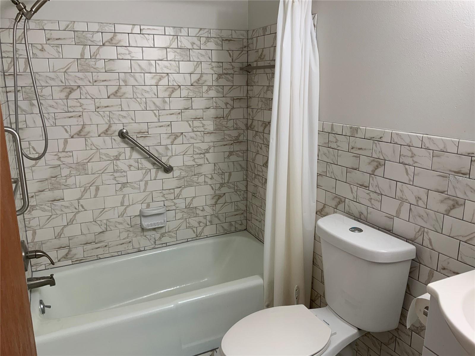 BAYSHORE ON THE LAKE APTS 1 - Residential