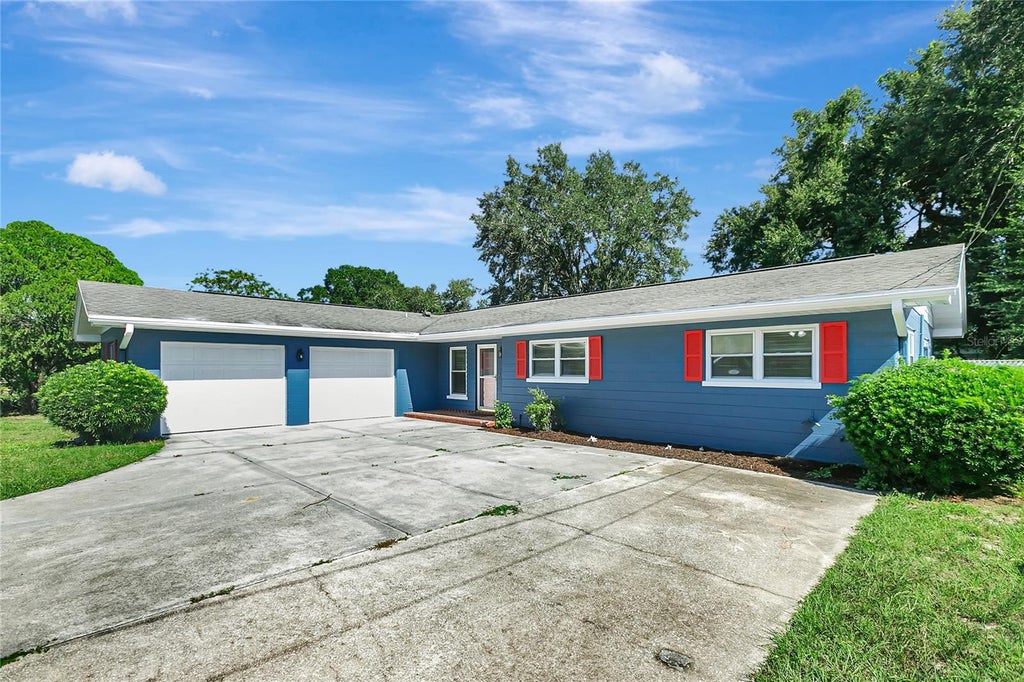 Photo of 420 Hillcrest Drive SE, Winter Haven, FL 33884 (MLS # TB8557565)