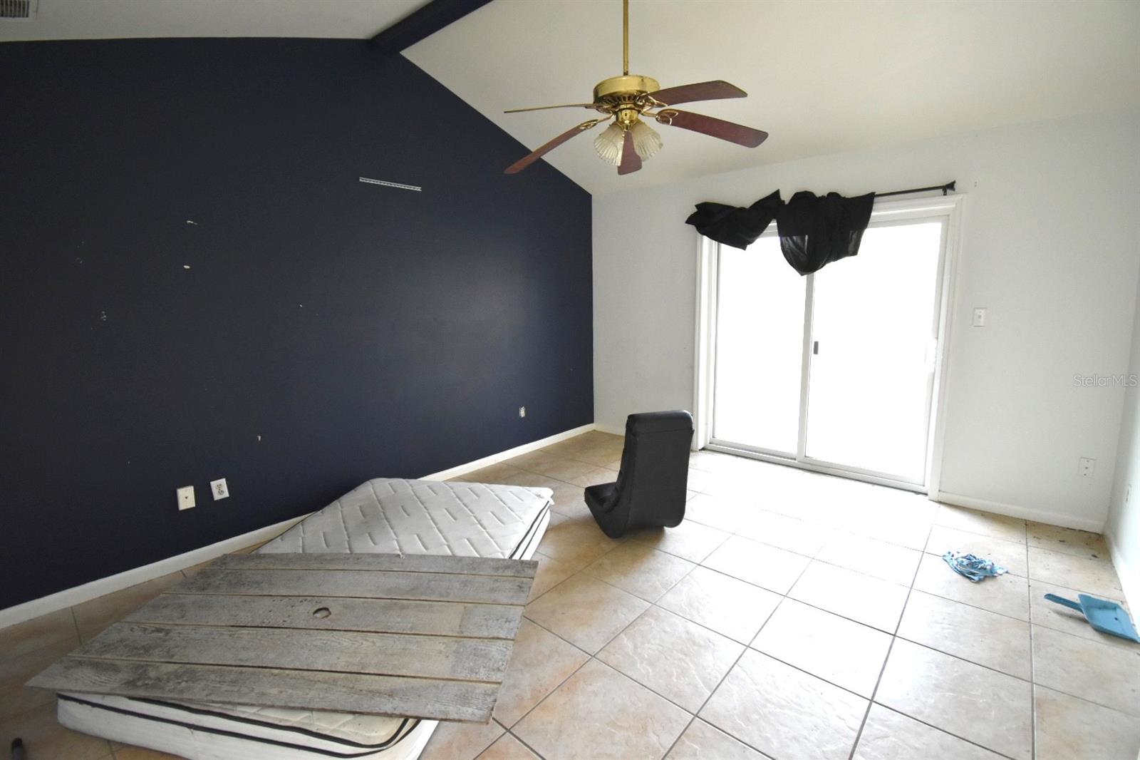 204 SHORE DRIVE W