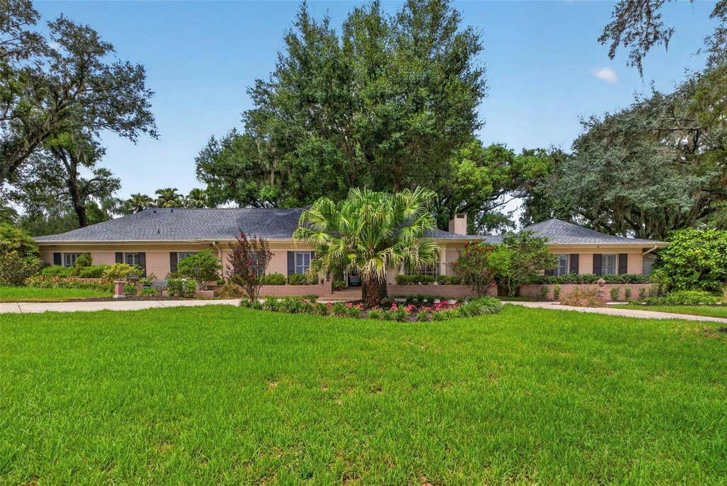 Photo of 602 S Riverhills Drive, Temple Terrace, FL 33617 (MLS # TB8538592)