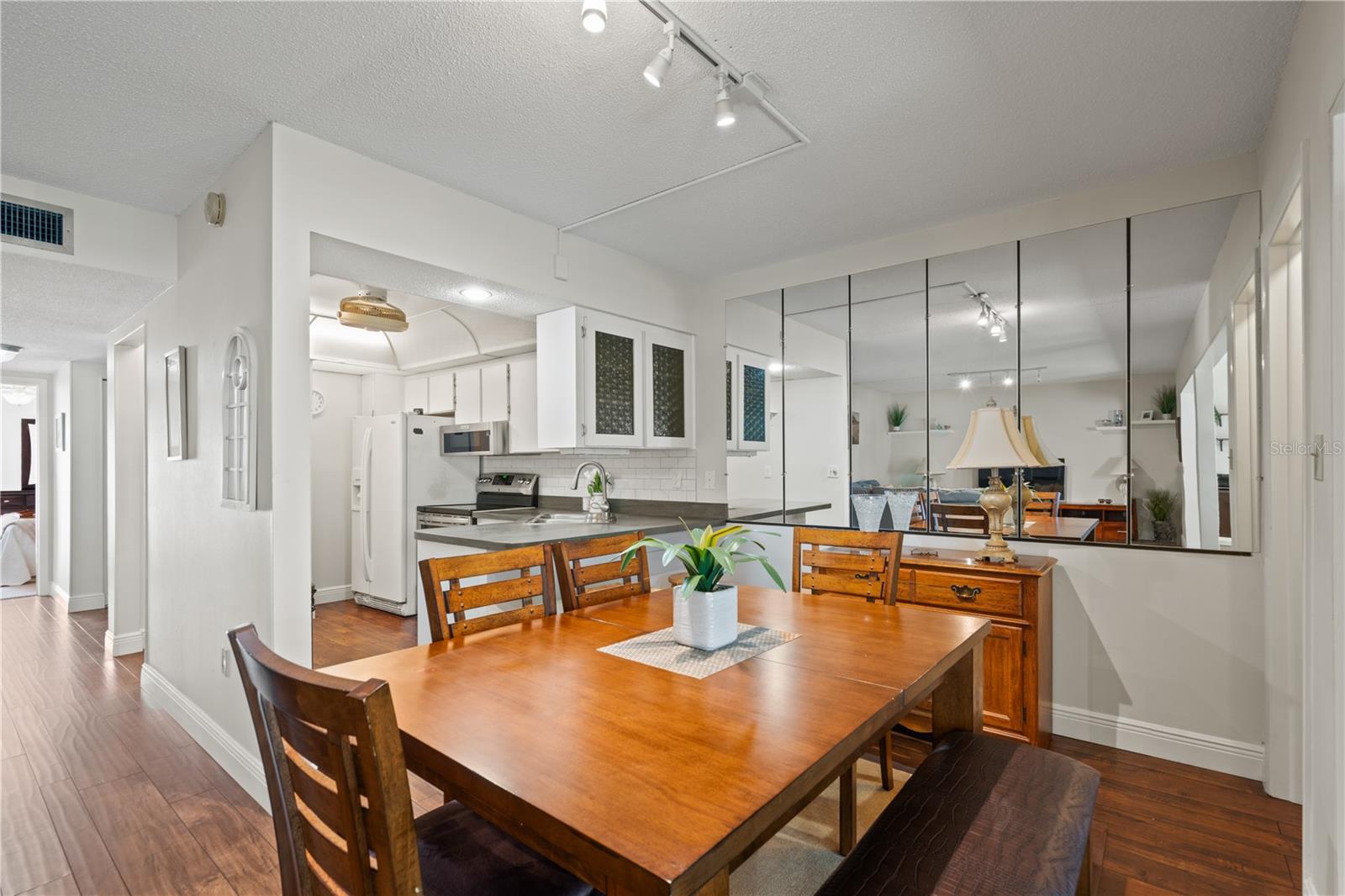 PENTHOUSE GROVES - Residential