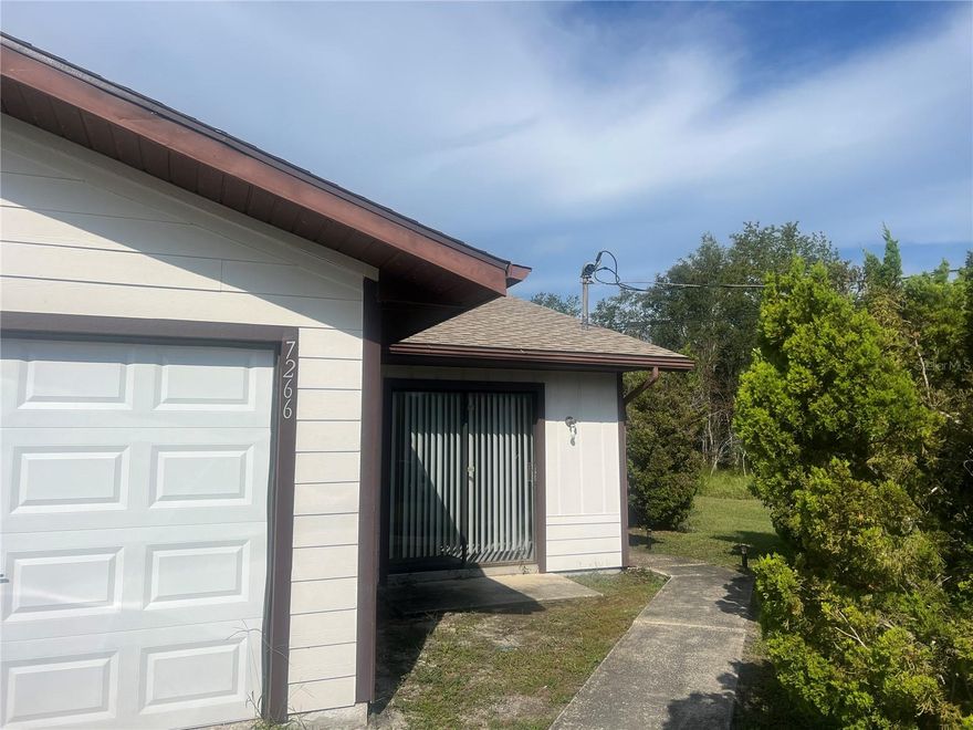 Entire home has new flooring throughout. Bedrooms are carpeted. Nice sized walk in closet in the master bedroom. Kitchen offers lots of cabinet space. One car garag. Call today to schedule a showing. Hurry....won't last long!
WATER & LAWN INCLUDED IN THE RENT.