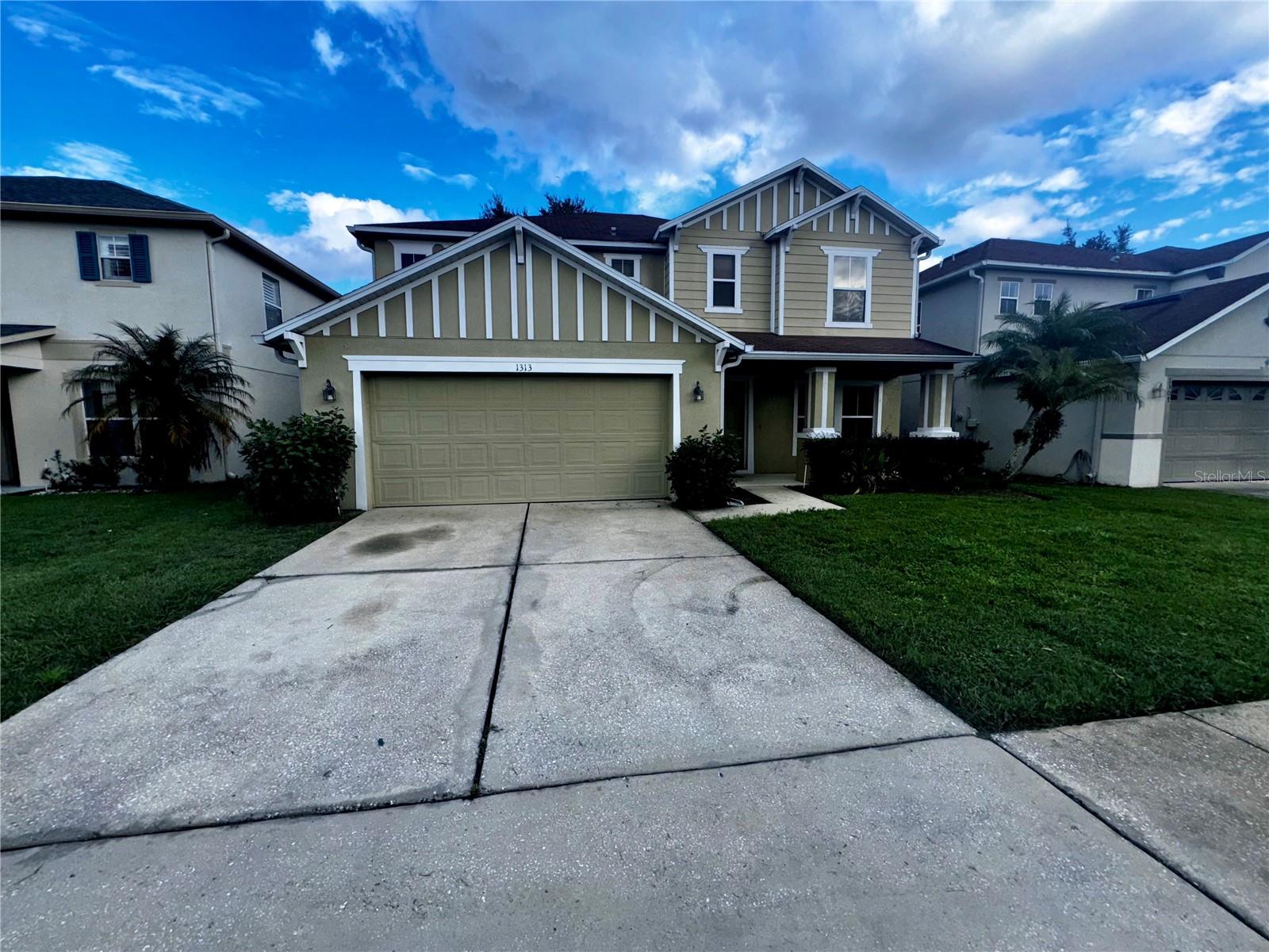 3 bedroom 2.5 bath 2 car garage single family home in Waterford Trails with stainless appliances, huge master suite, kitchen island, huge upstairs loft, community pool, playground and tennis courts. Great location near Avalon Park Town Center, UCF, SR 407 and SR 408!