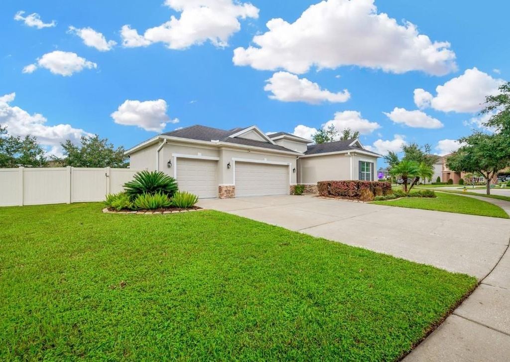 Photo of 11127 Wembley Landing Drive, Lithia, FL 33547 (MLS # TB8403508)