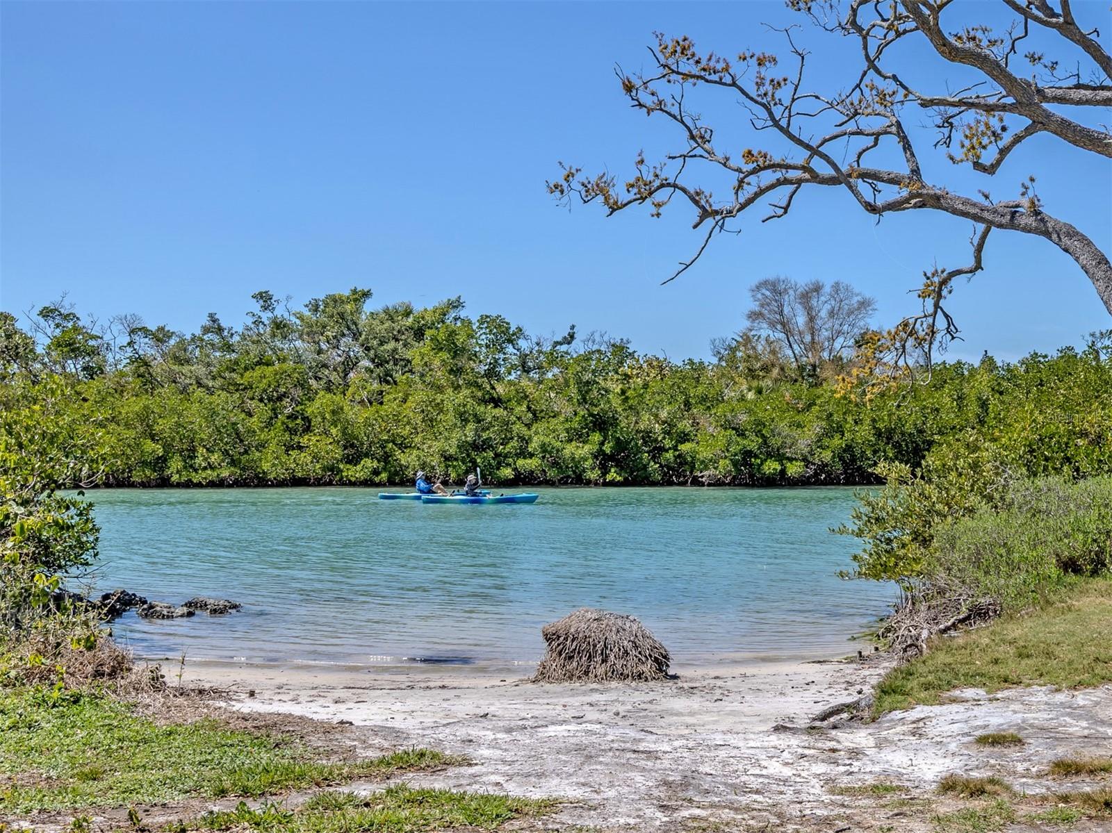 FOUR BAYS - Residential