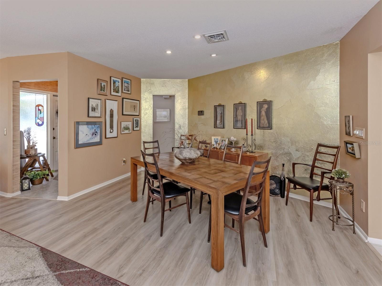 FOUR BAYS - Residential