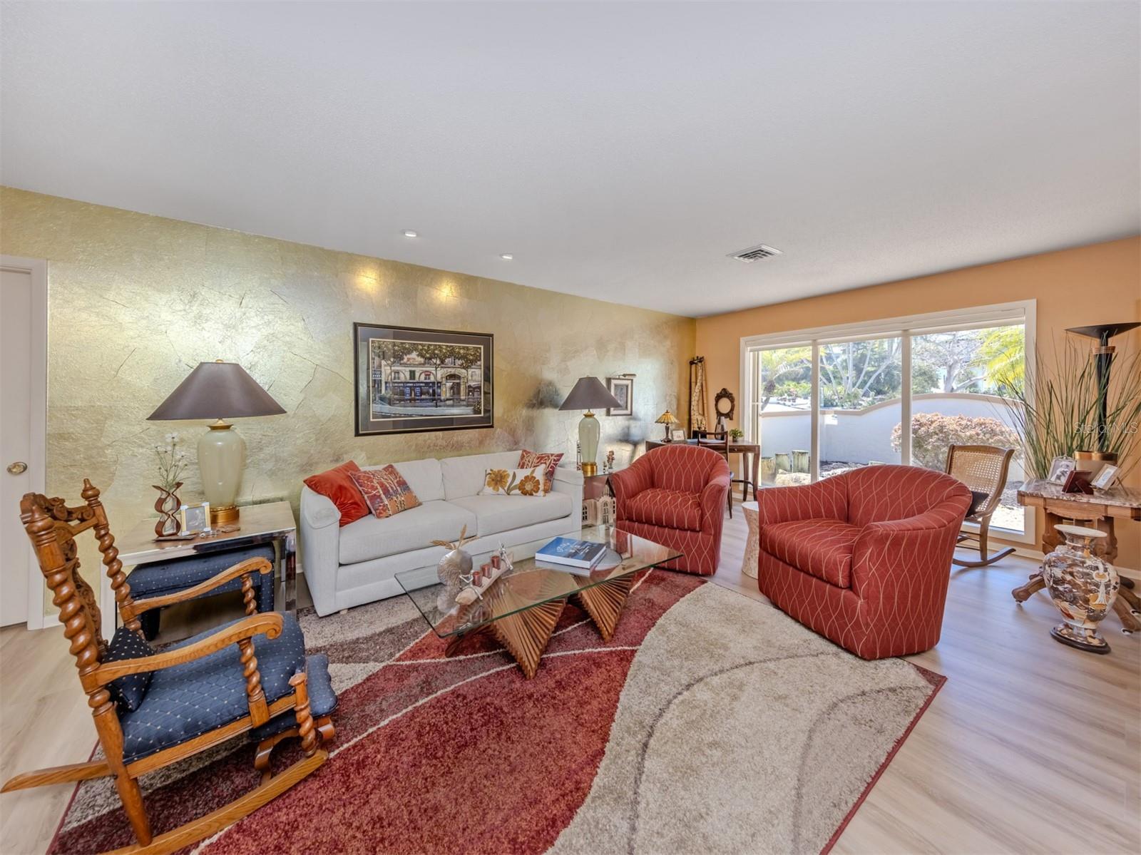 FOUR BAYS - Residential