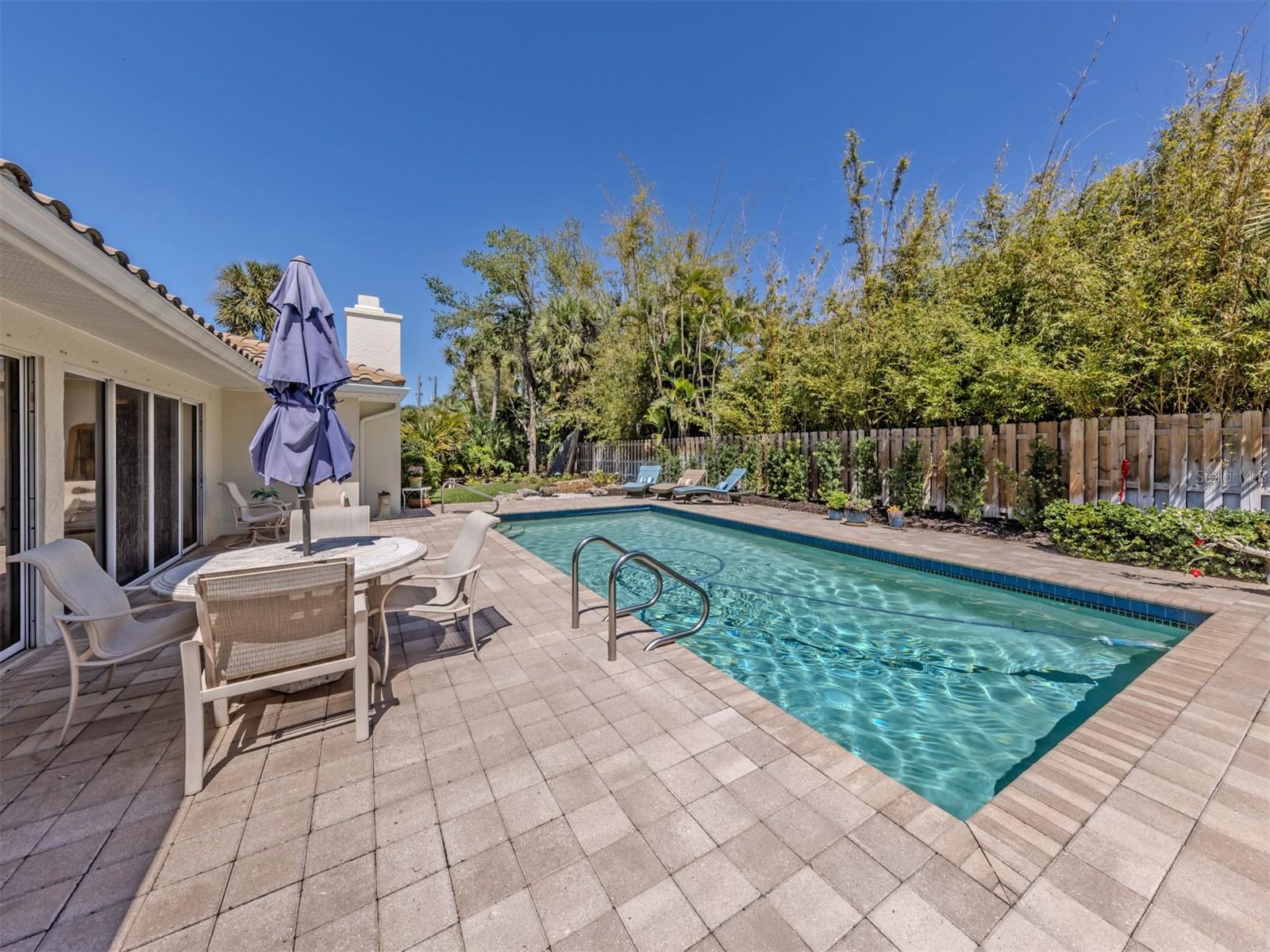 FOUR BAYS - Residential