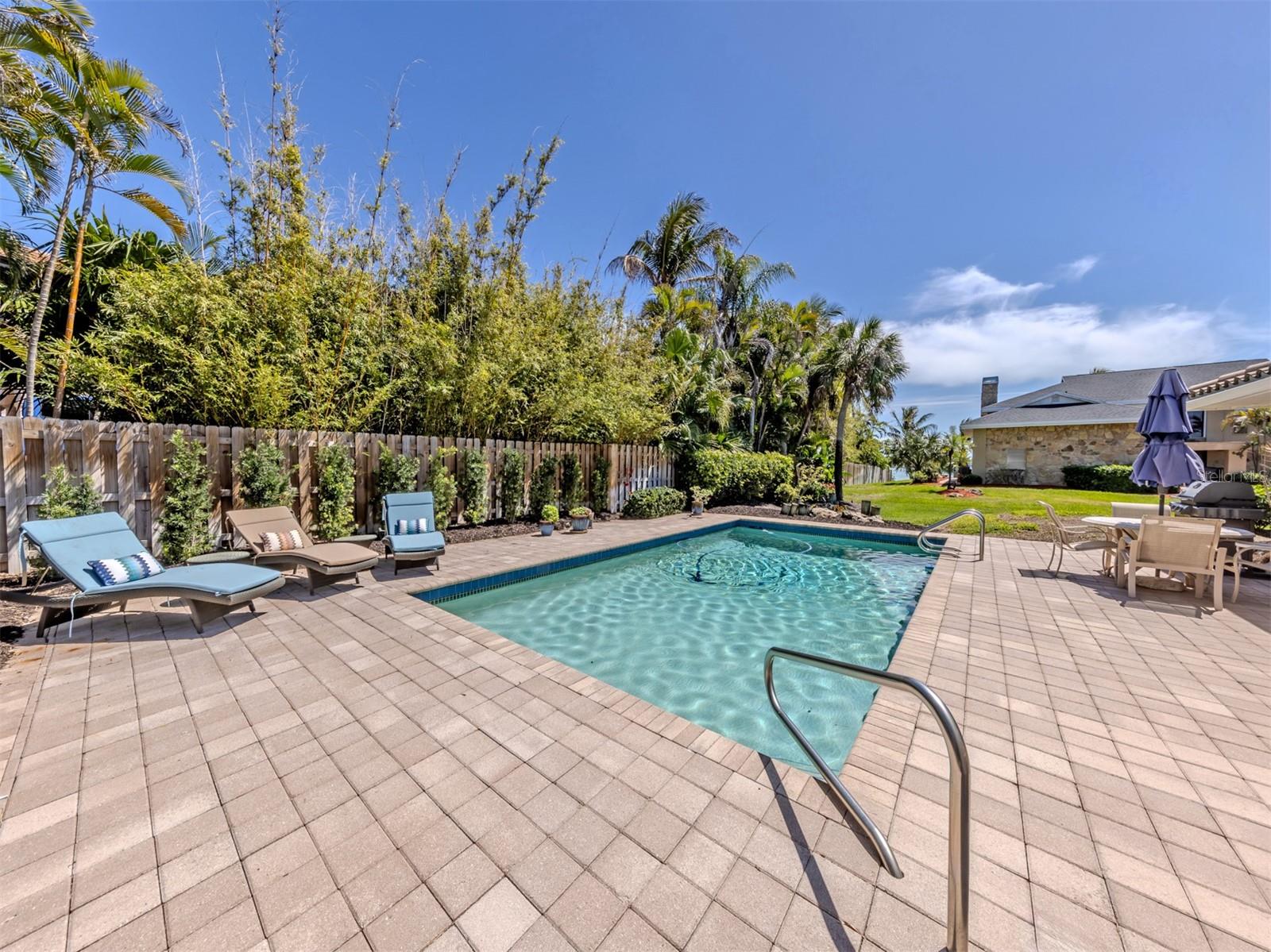 FOUR BAYS - Residential