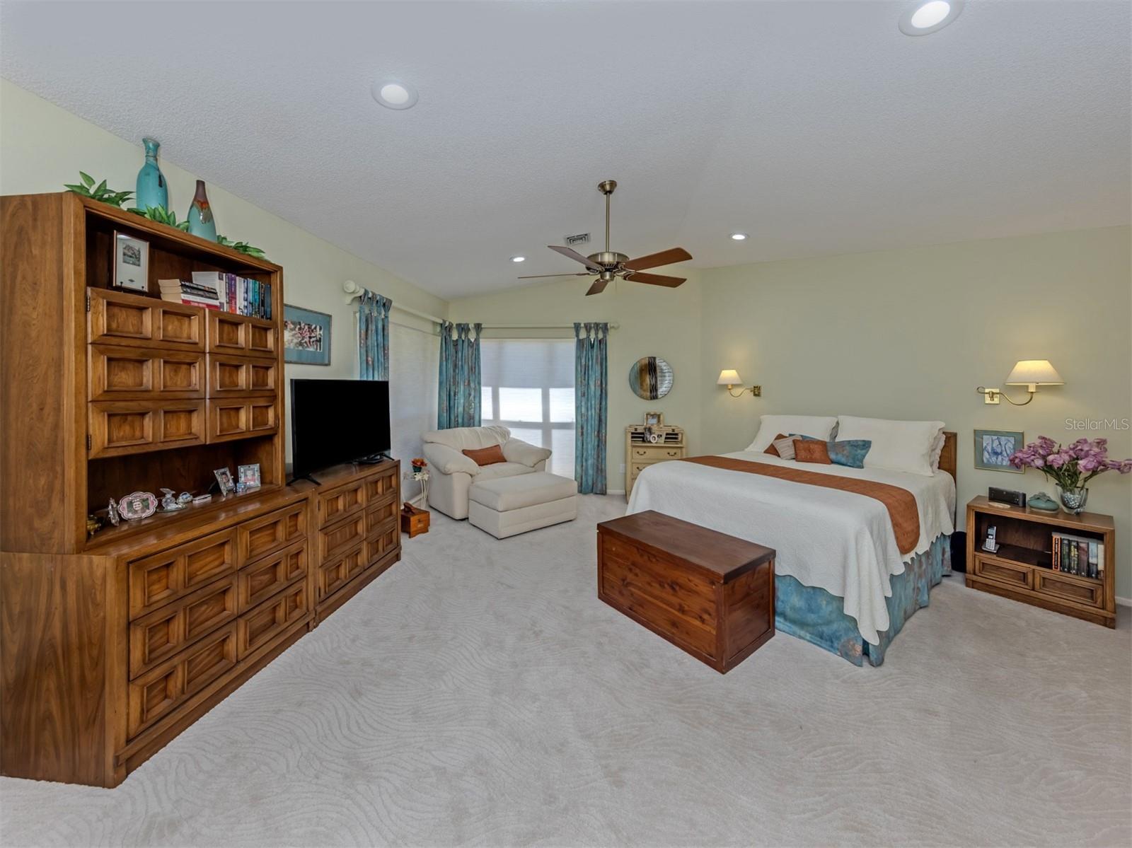 FOUR BAYS - Residential