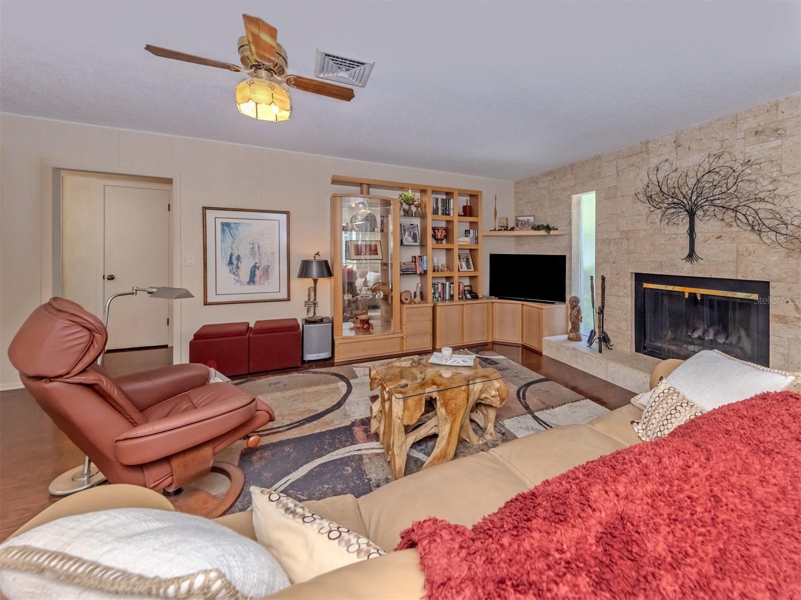 FOUR BAYS - Residential