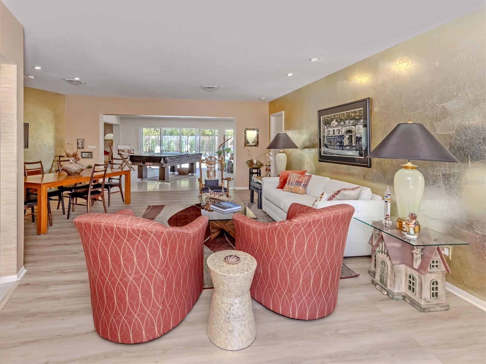 FOUR BAYS - Residential