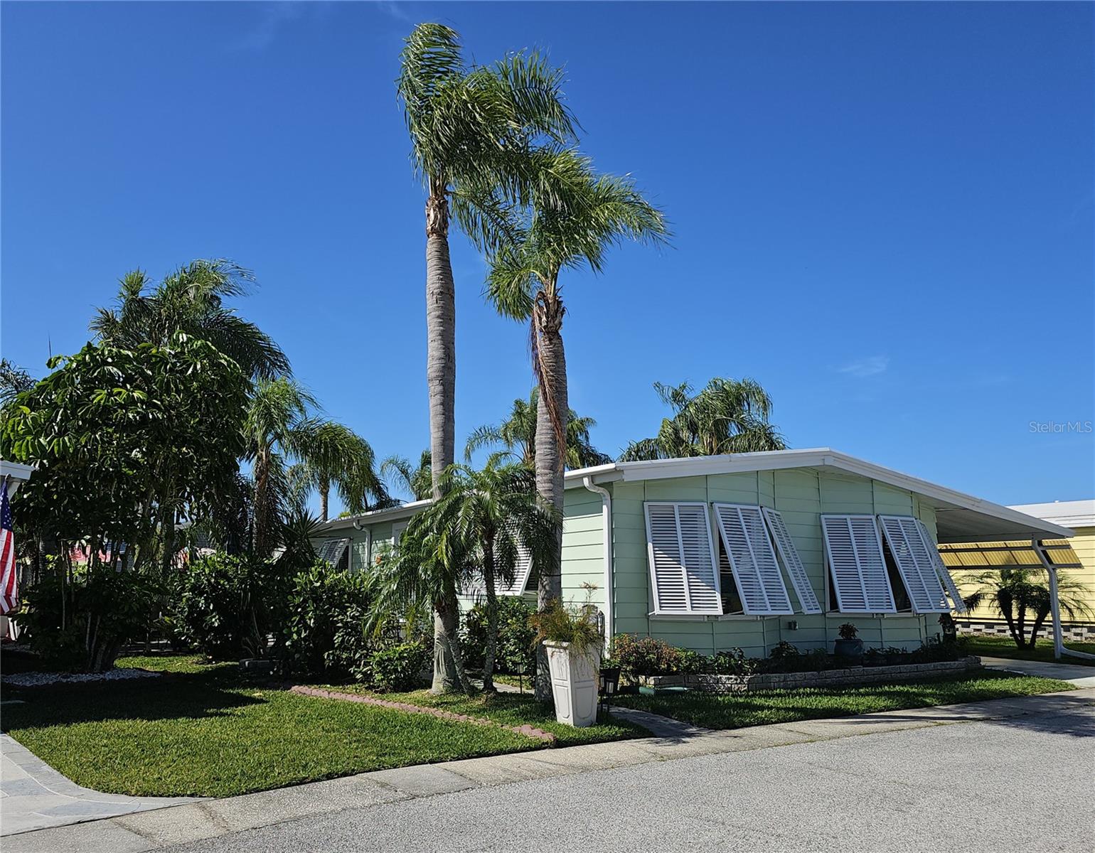 121 DOLPHIN DRIVE S