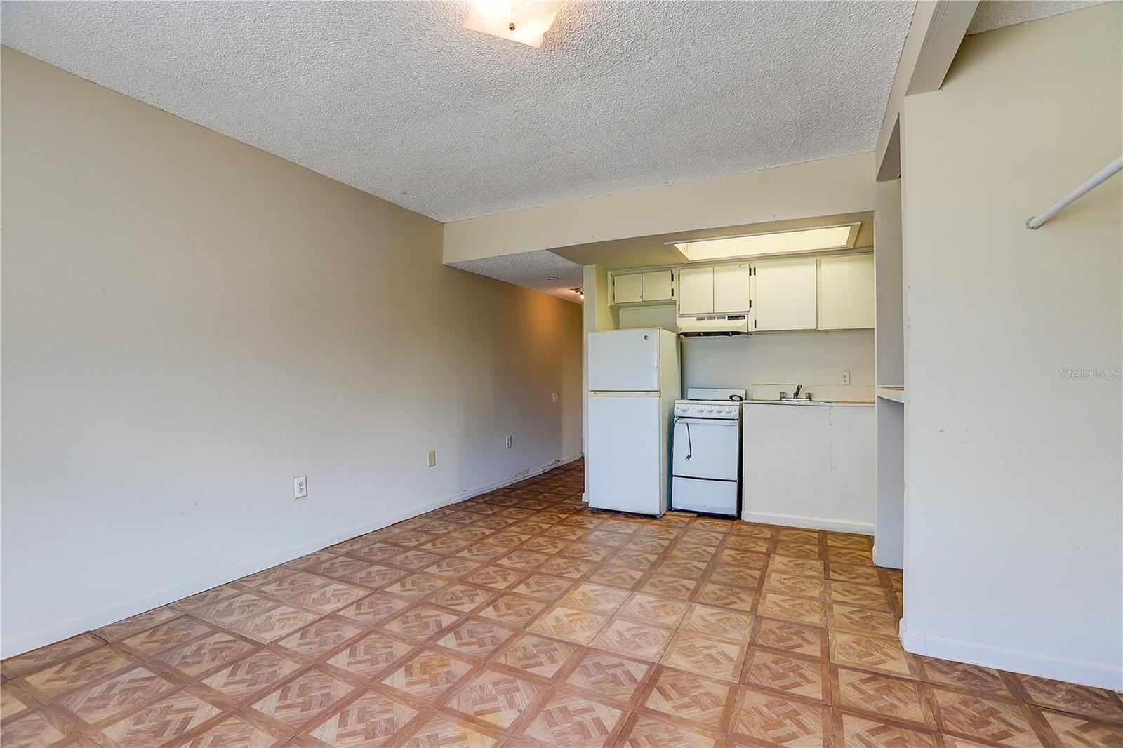 UNIVERSITY OAKWOODS VI A CONDO - Residential