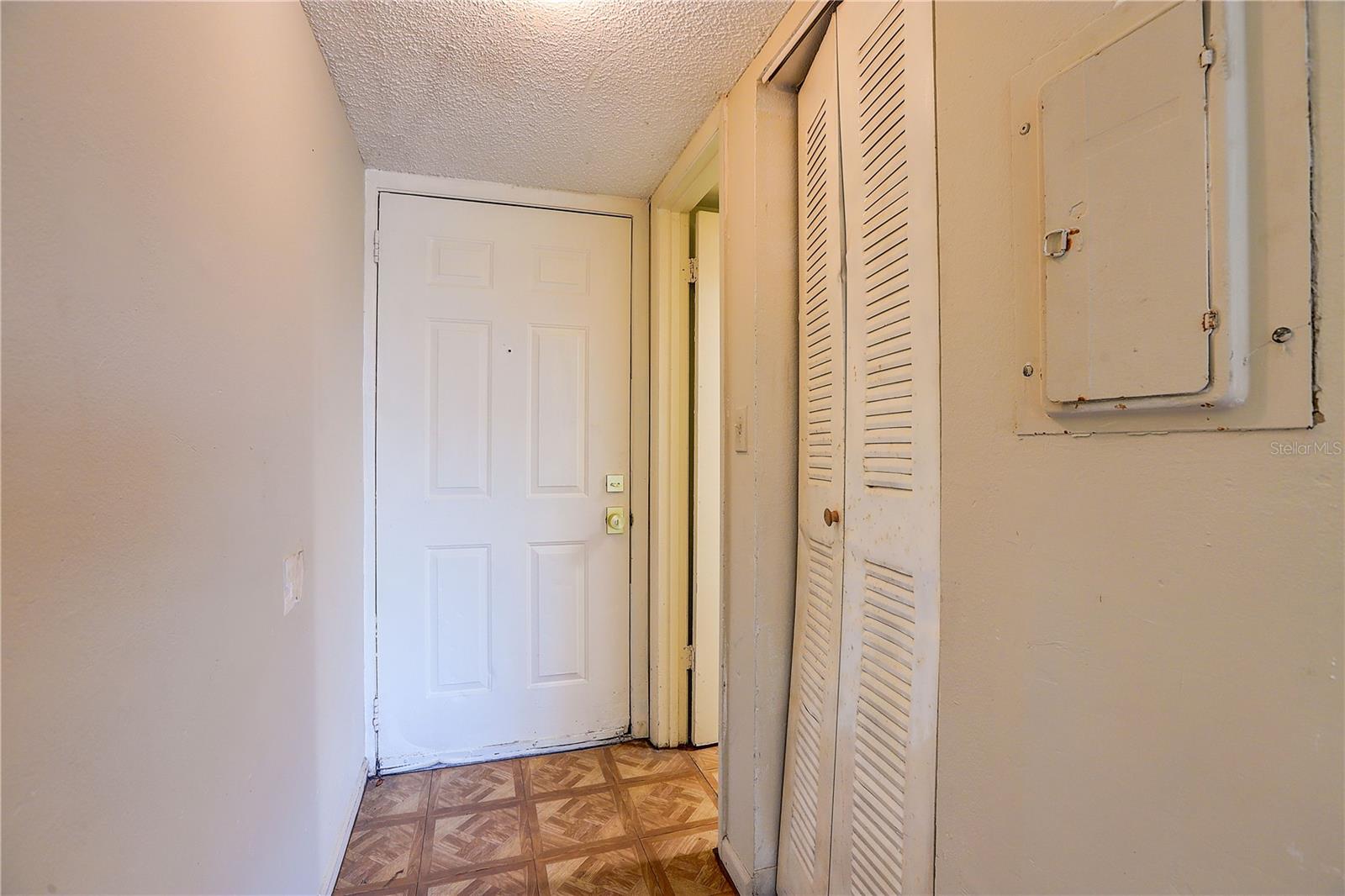 UNIVERSITY OAKWOODS VI A CONDO - Residential