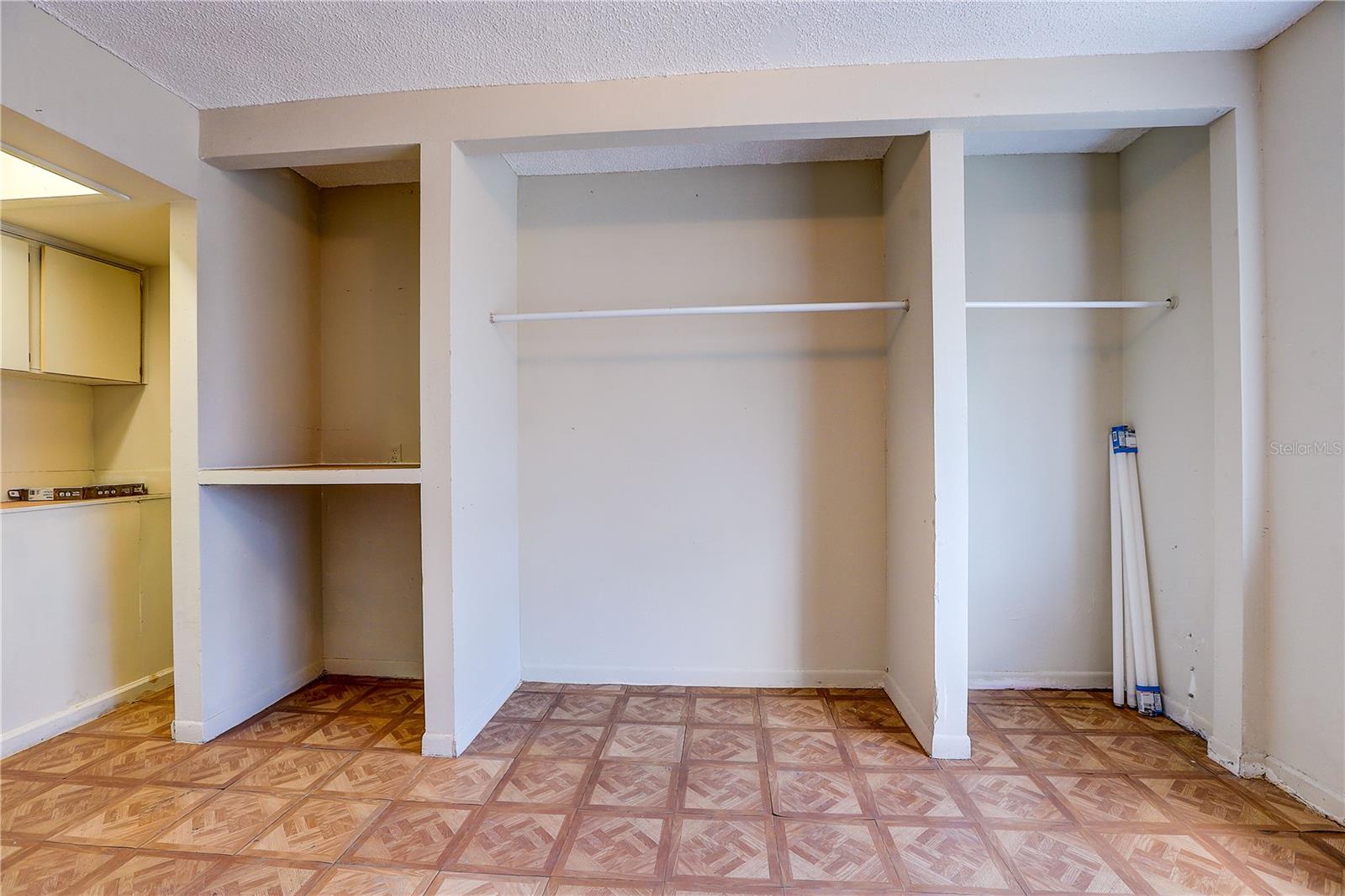 UNIVERSITY OAKWOODS VI A CONDO - Residential