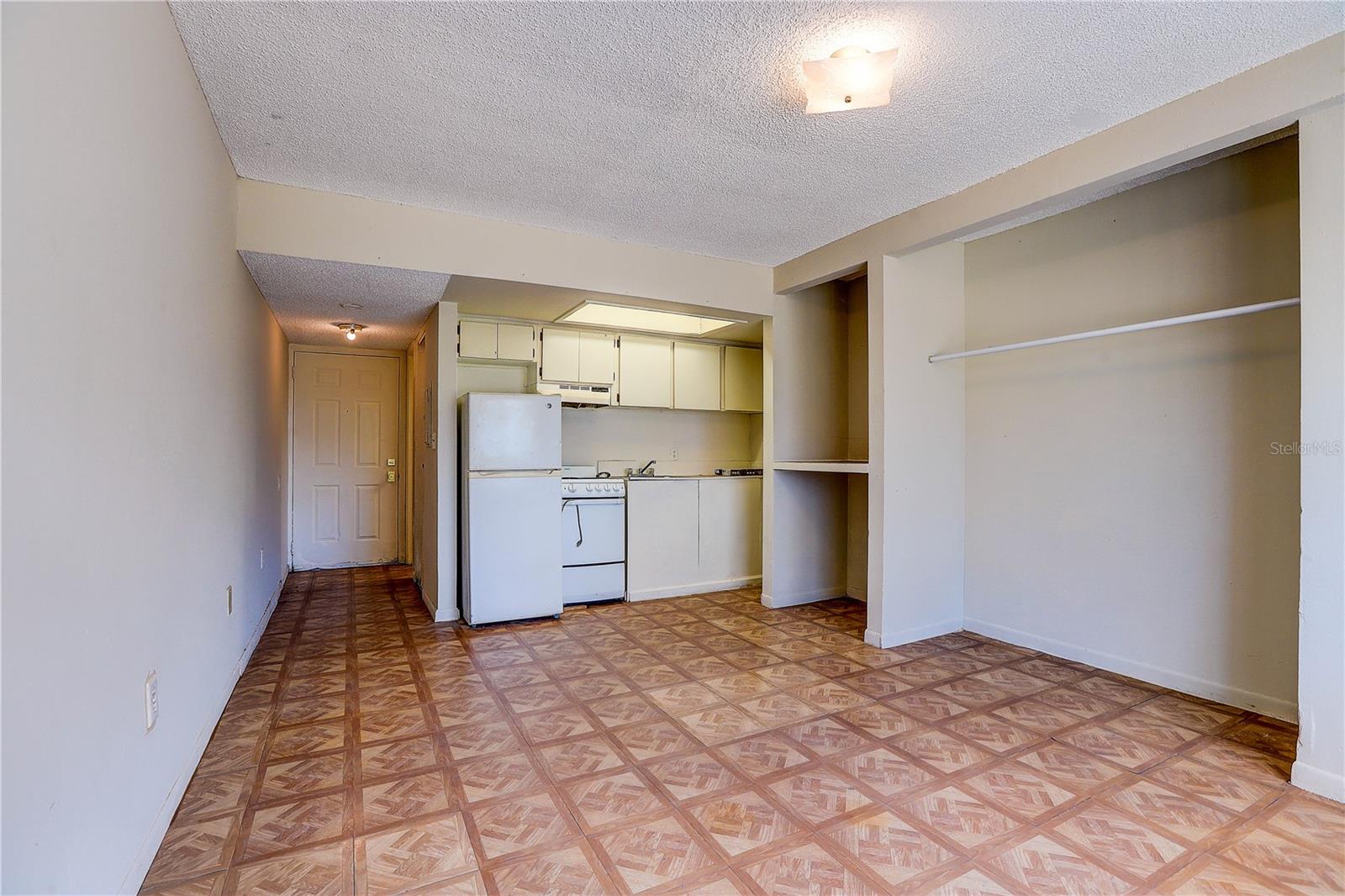 UNIVERSITY OAKWOODS VI A CONDO - Residential