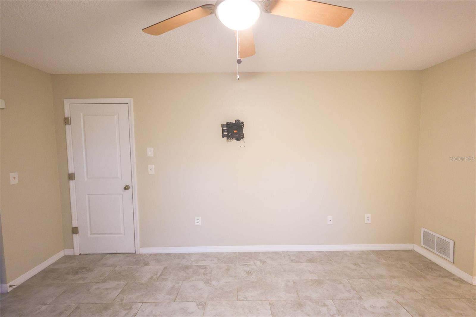 RAVENSWOOD VILLAGE - Residential Lease