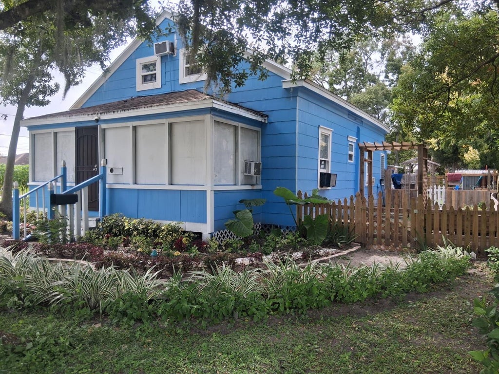 Photo of 822 Kentucky Avenue, Saint Cloud, FL 34769 (MLS # A4711245)