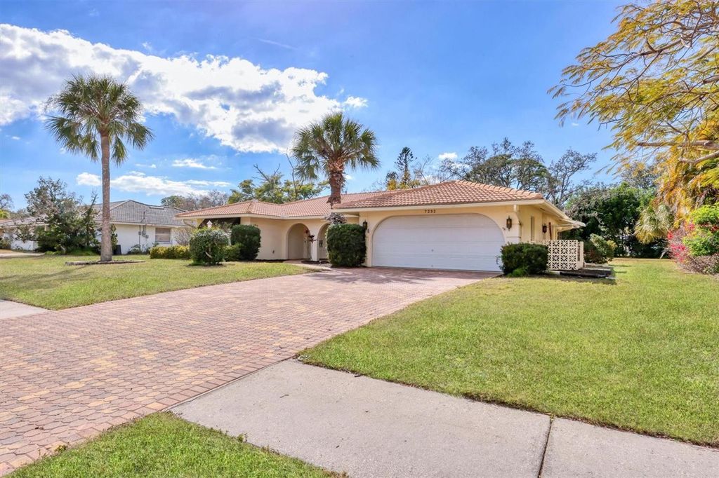 Photo of 7232 Willow Street, Sarasota, FL 34243 (MLS # A4682783)
