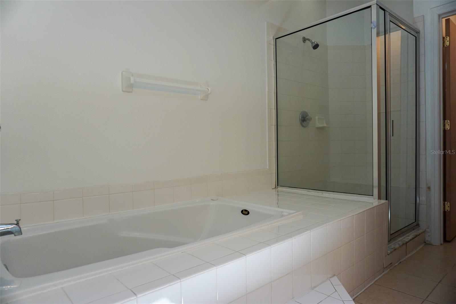 ISLAND CLUB WEST PH 01 - Residential Lease