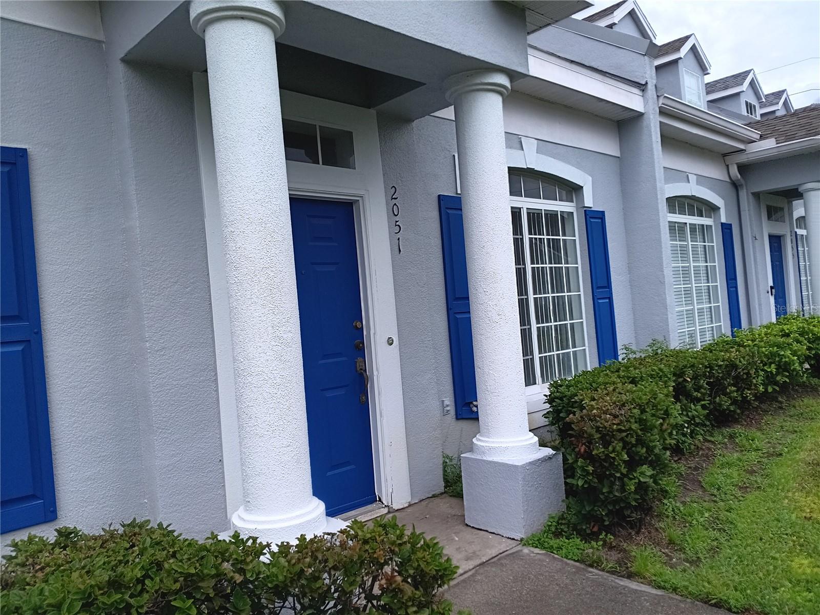 Excellent location for this 3 bed 21/2 bath and 2 car garage right south of Lake Nona area and the airport. Lets than a minute from 417 will take you to major highways and shopping.
The master bedroom is on the first floor and it feature a double sink cabinet and spacious closet. You can count with an indoor laundry and a private fenced in patio for enjoyable memories.
All floors has been upgraded, no carpets.