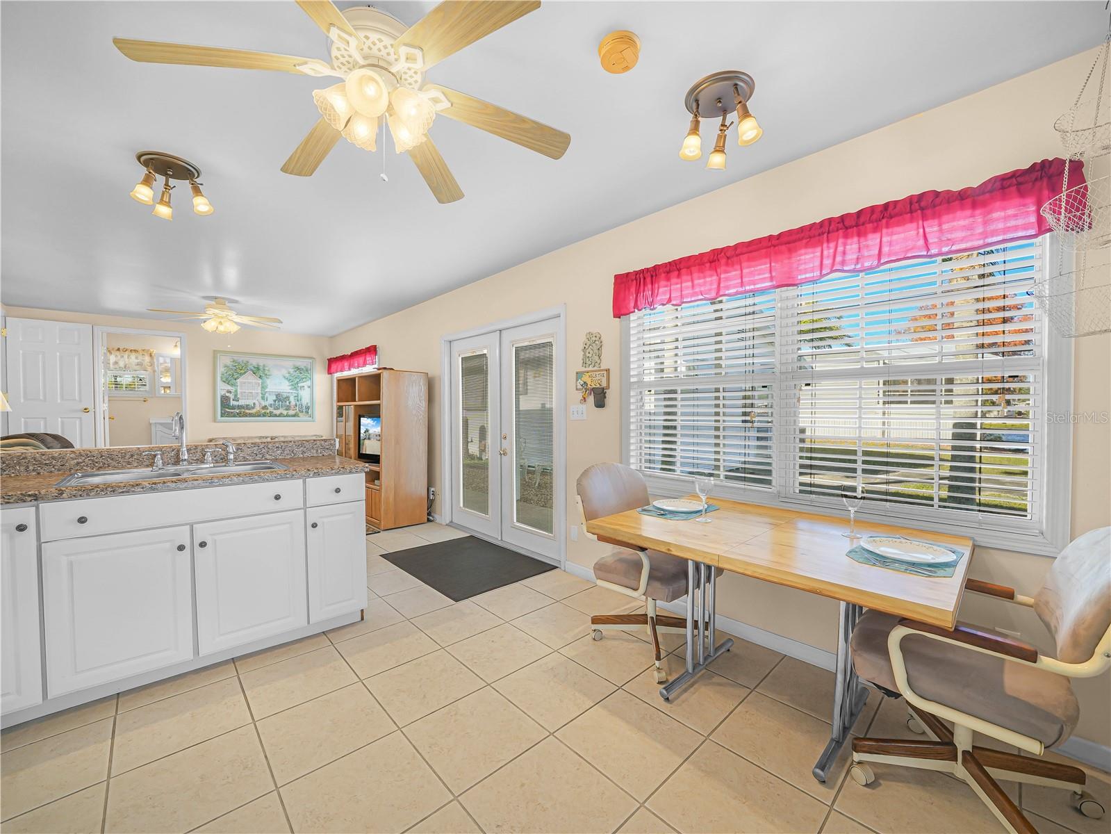 SADDLEBAG LAKE - Residential