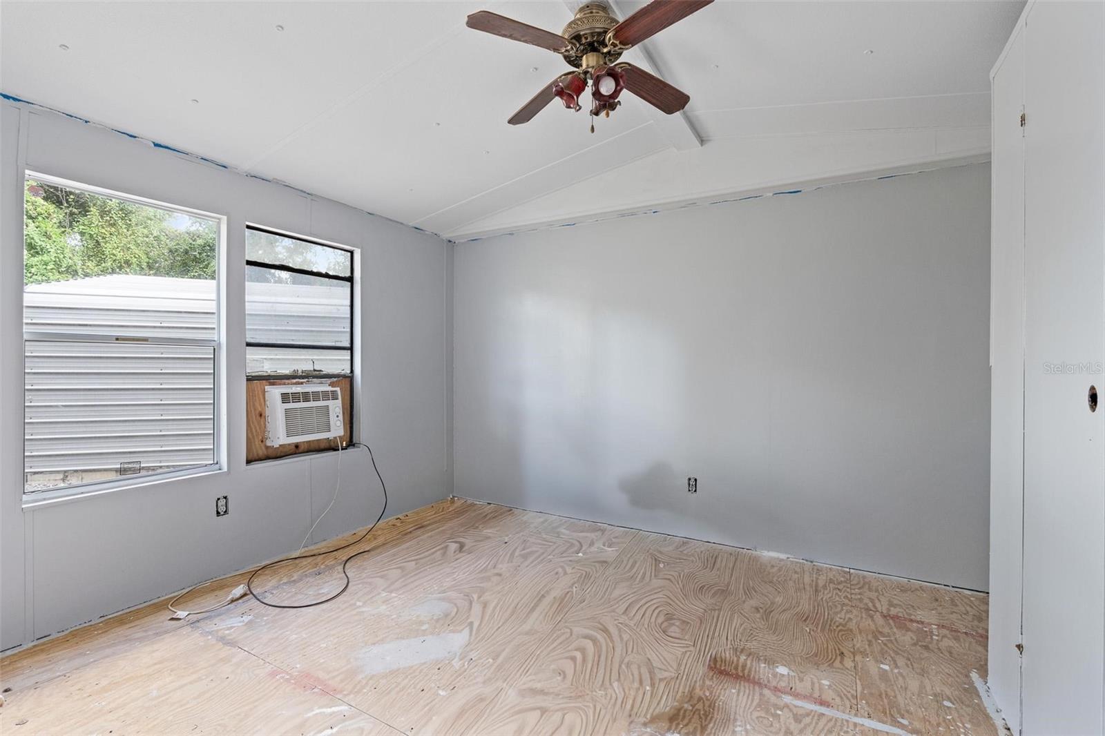 SEC 21 TWP 17 RGE 25 PLAT BOOK UNR PAGE 214 BIG TR - Residential