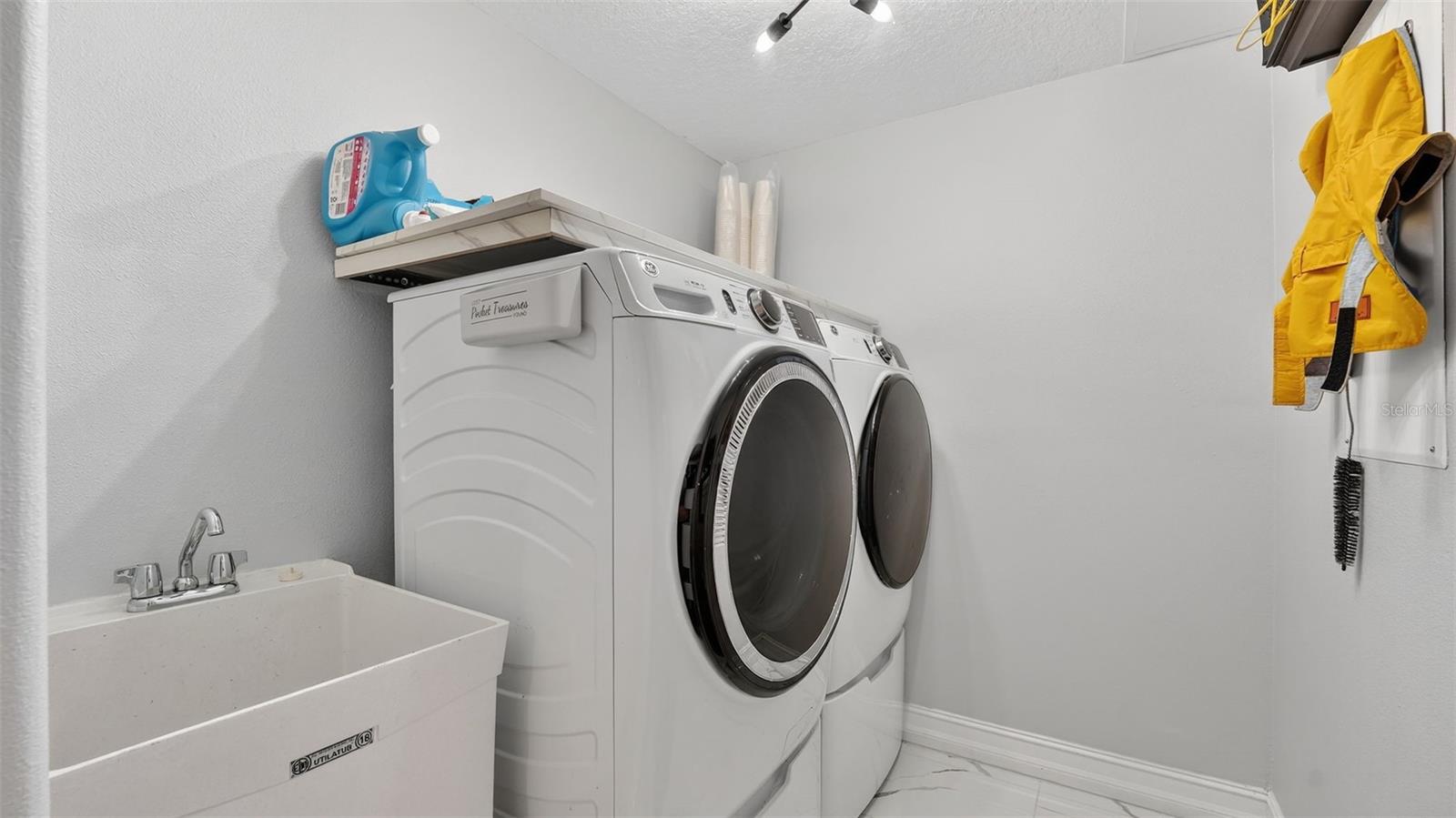 RIVER PALMS RIVER FRONT CONDOMINIUM - Residential