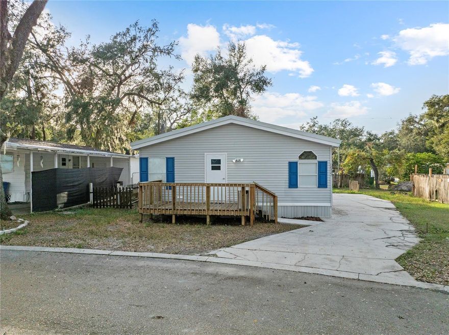 3bd 2bth Manufactured Home on .12 Acre lot. Located in the Bay Hills community in Thonotosassa. This home offers serene surroundings while budget friendly. Monthly HOA fee includes Community Pool, trash, water and sewer. The property's location offers easy access Close to I-4, facilitating a seamless commute to downtown Tampa or Lakeland. Moreover, the new Amazon Fulfillment Center is only5-mile away.