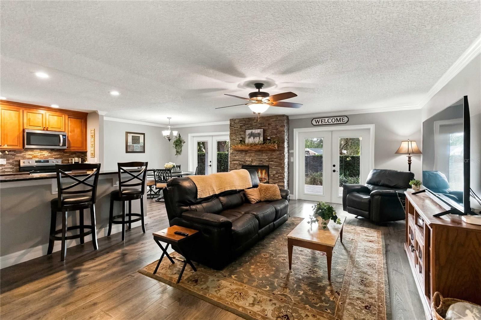 1044 FOREST CIRCLE