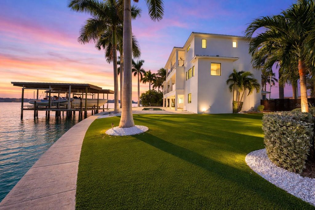 Photo of 7801 9th Avenue S, St Petersburg, FL 33707 (MLS # O6369589)