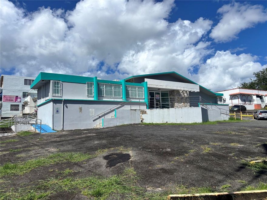 Commercial Property for Sale or Rent – ??Río Piedras (Next to San Francisco Hospital)

Commercial property for sale or rent, ideal for medical offices or professional services.

Sale Price: $1,200,000
Rent: $7,000 month
Lease-to-own option available

Features:
- 9 offices
- 5 bathrooms (2 with showers)
- Reception/lobby area
- 2 entrances (front with ADA ramp and rear)
- Approximately 20 parking spaces
- Additional structure currently rented as a laboratory

Lot Size: Approx. 1,467 m²

Strategically located with high foot traffic, right next to San Francisco Hospital in Río Piedras.