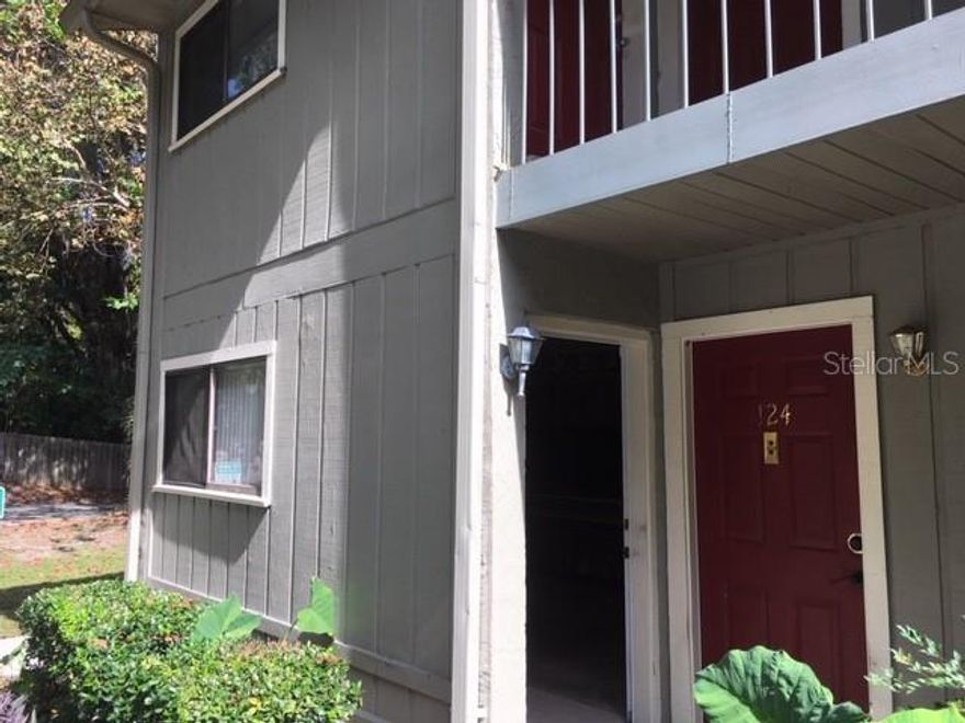 Nice 1 bedroom 1 bath. Washer and dryer included. Balcony.  Second floor.