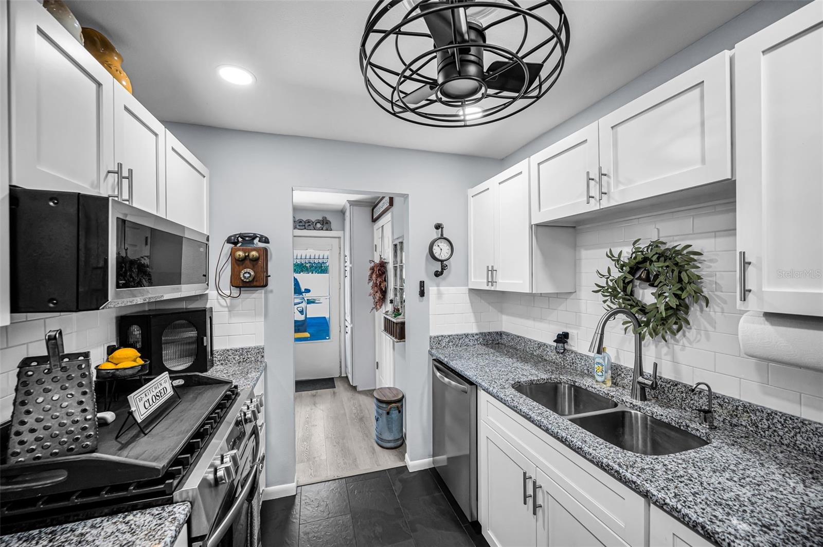 PARADISE SHORES - Residential