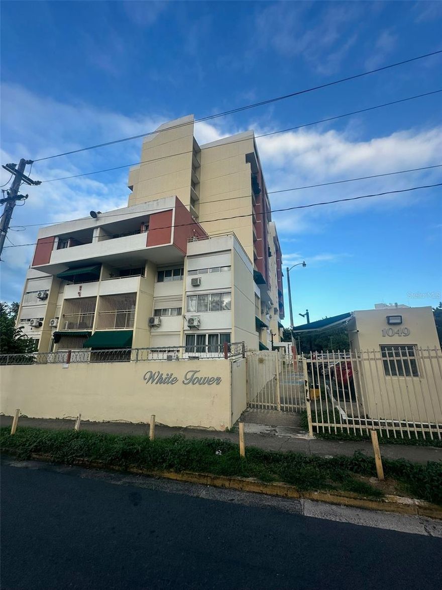 Located in a prime area, right next to a Tren Urbano station and within walking distance of the UPR Medical Sciences Campus, this apartment is available for rent.