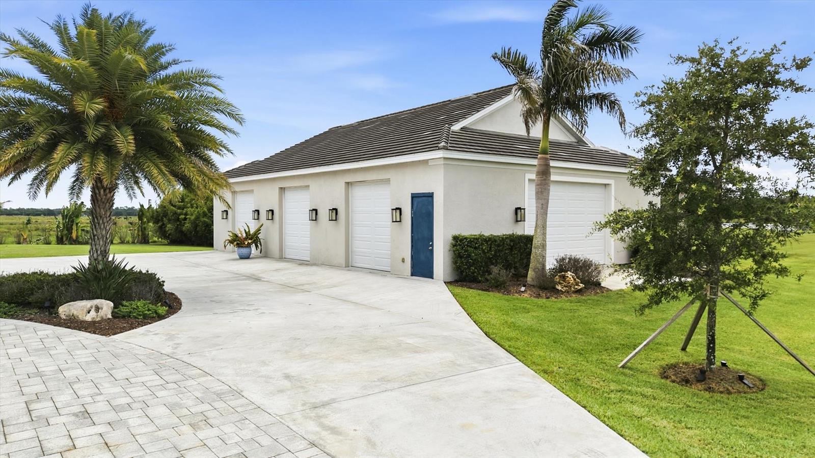 3467 COMPOUND COURT