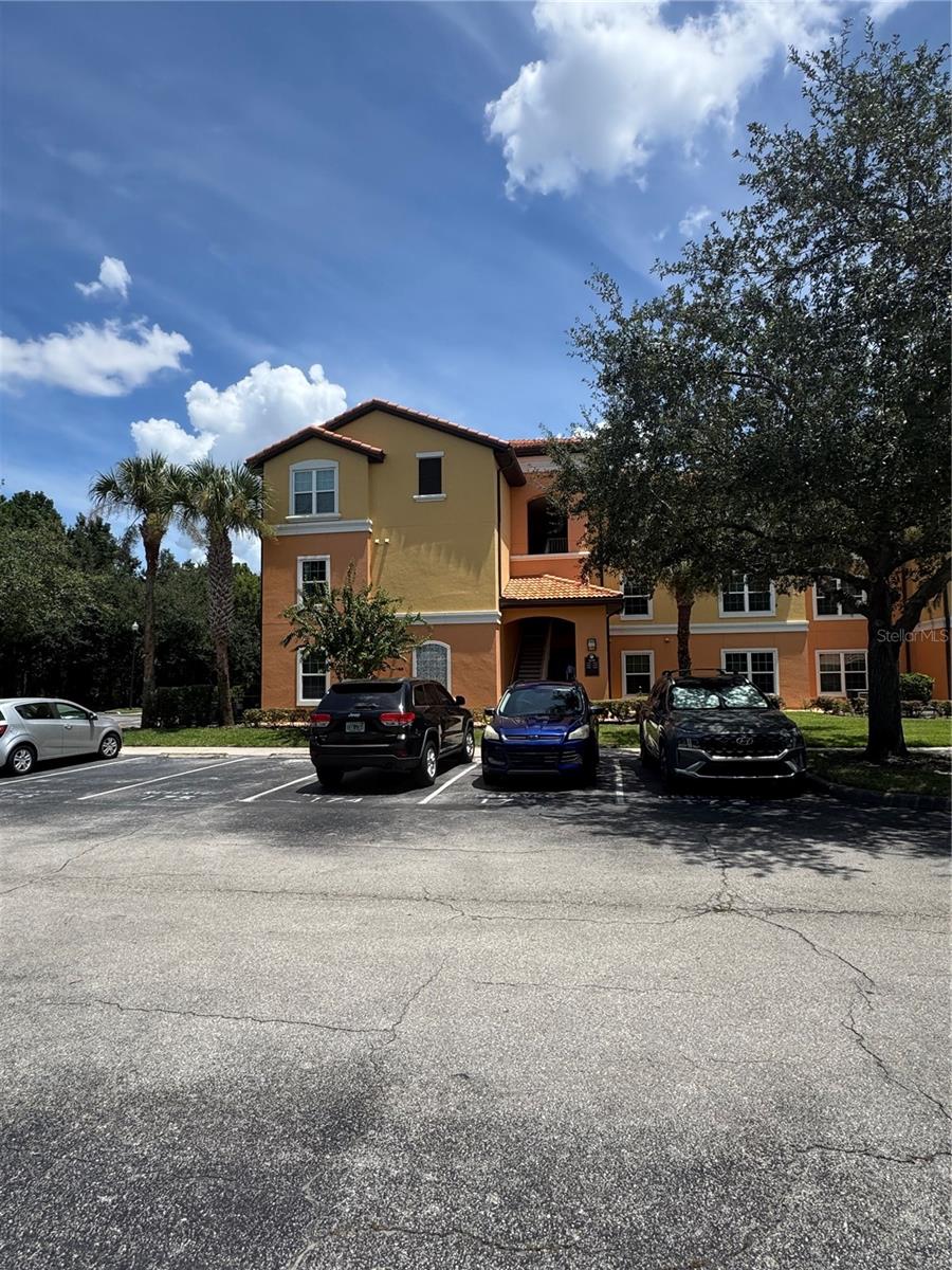 Well-remodeled condominium, strategically located just a few blocks from Universal Studios and the shopping area of Millenia Mall, near high-quality schools, two miles from International Drive. This unit features three bedrooms and two bathrooms, a spacious living room, an open-concept kitchen, as well as an additional area linked to the living room. New air conditioning, 2.5 tons - Ducane. Newly laminated throughout the house. Master suite with walk-in closet, washing machine, dryer in the kitchen, car wash area, two swimming pools, barbecue area, lit tennis court, clubhouse with fitness center and business center, valet service for trash. Just one flight of stairs, easy access. Easy access to I-4 and Turnpike, many shopping options, walking trail. Great investment opportunity or to make your own home.