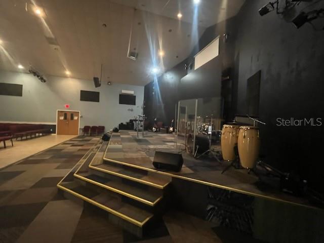 VILLAGE LAKEVILLE - Commercial Sale