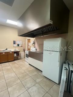 VILLAGE LAKEVILLE - Commercial Sale