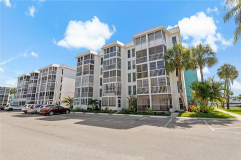 Condominium in SAINT PETERSBURG FL 4910 38TH WAY.jpg