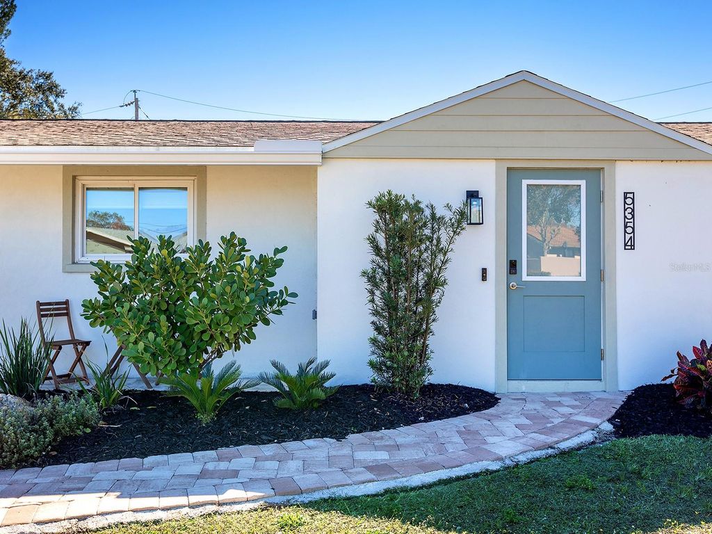Photo of 5354 Knollwood Place, Sarasota, FL 34232 (MLS # A4680534)