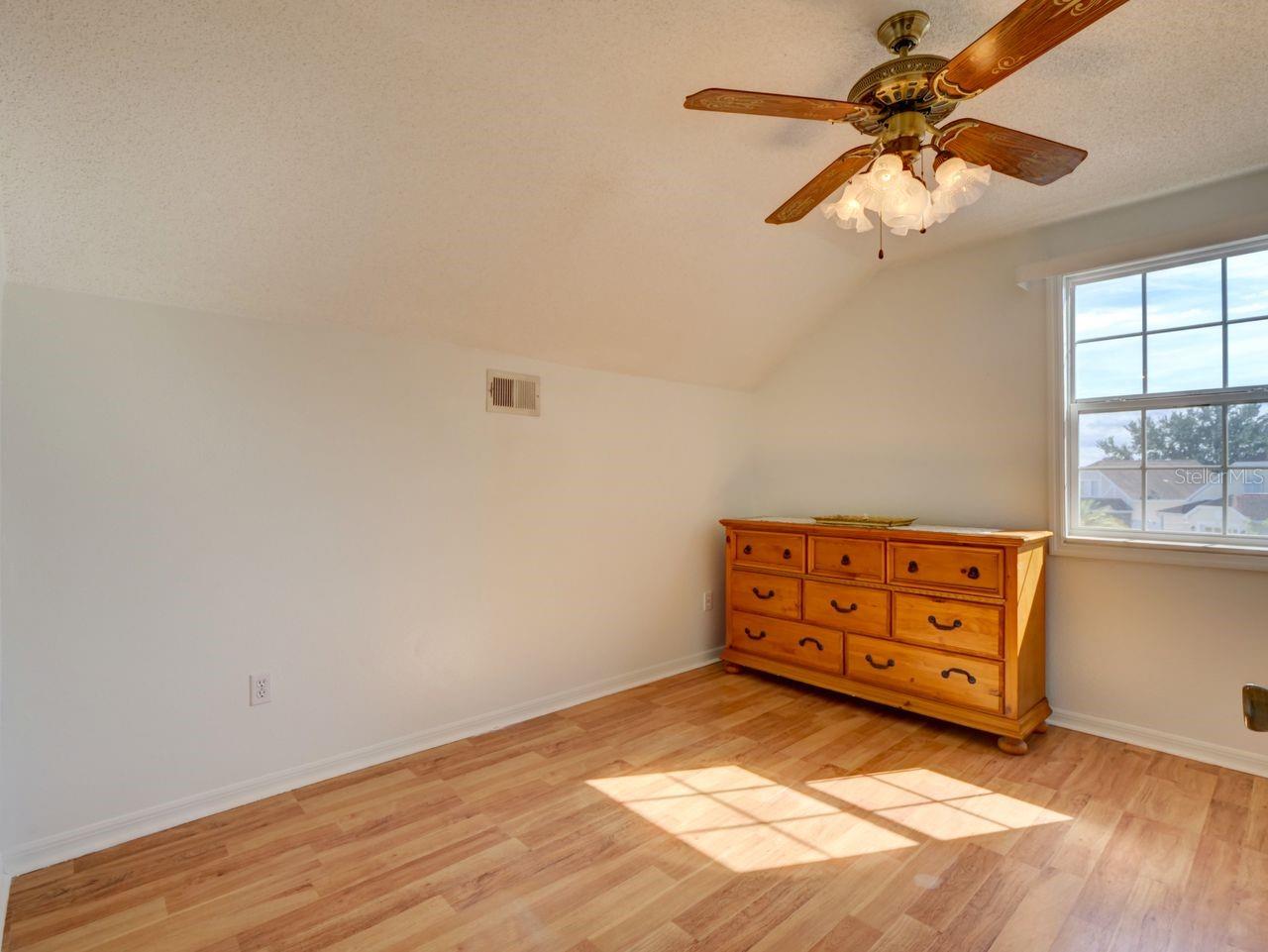 ROYAL RIDGE PH 01 - Residential