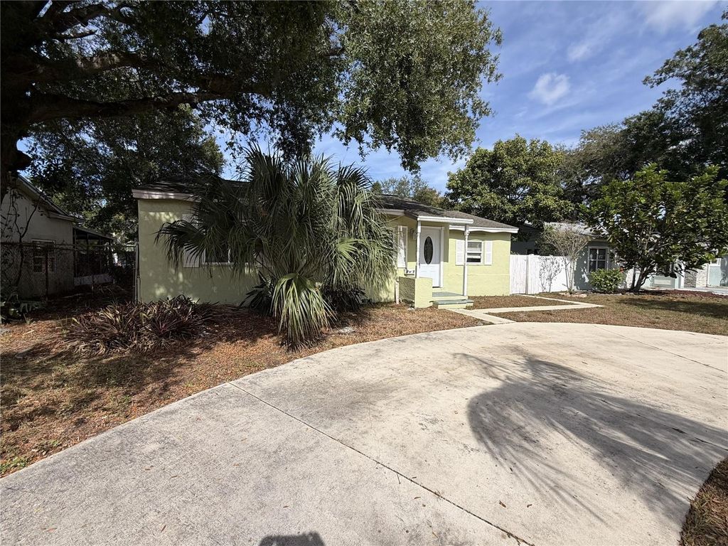 Photo of 425 40th Avenue NE, St Petersburg, FL 33703 (MLS # TB8447694)