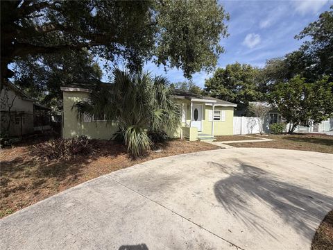 Photo of 425 40th Avenue NE, St Petersburg, FL 33703 (MLS # TB8447694)