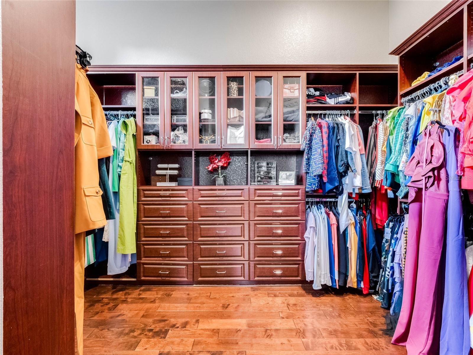 HEATHROW COUNTRY ESTATE HOMES - Residential