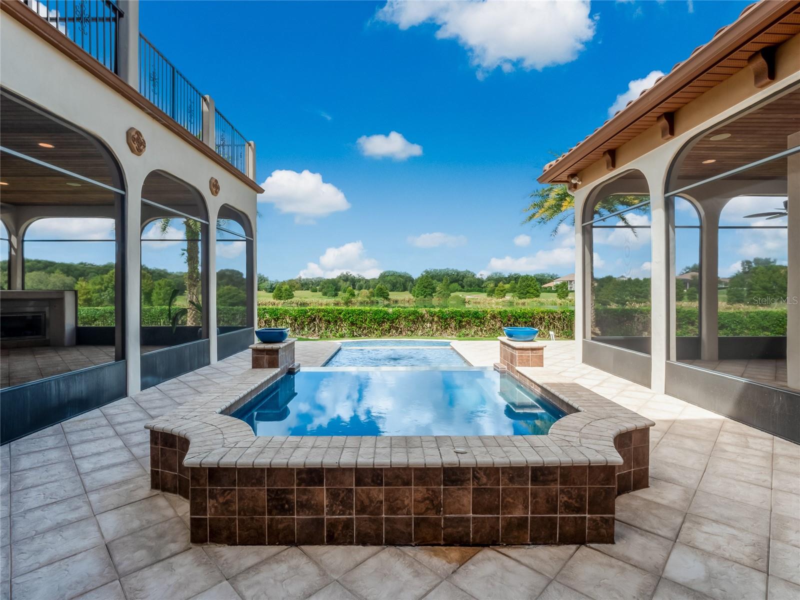 HEATHROW COUNTRY ESTATE HOMES - Residential