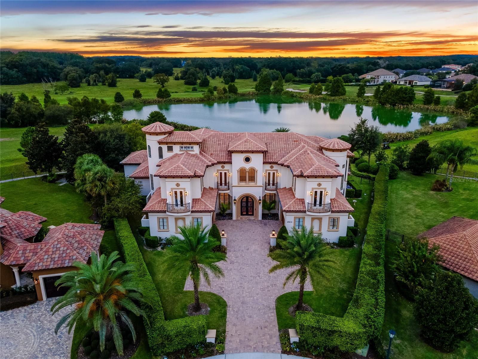 HEATHROW COUNTRY ESTATE HOMES - Residential