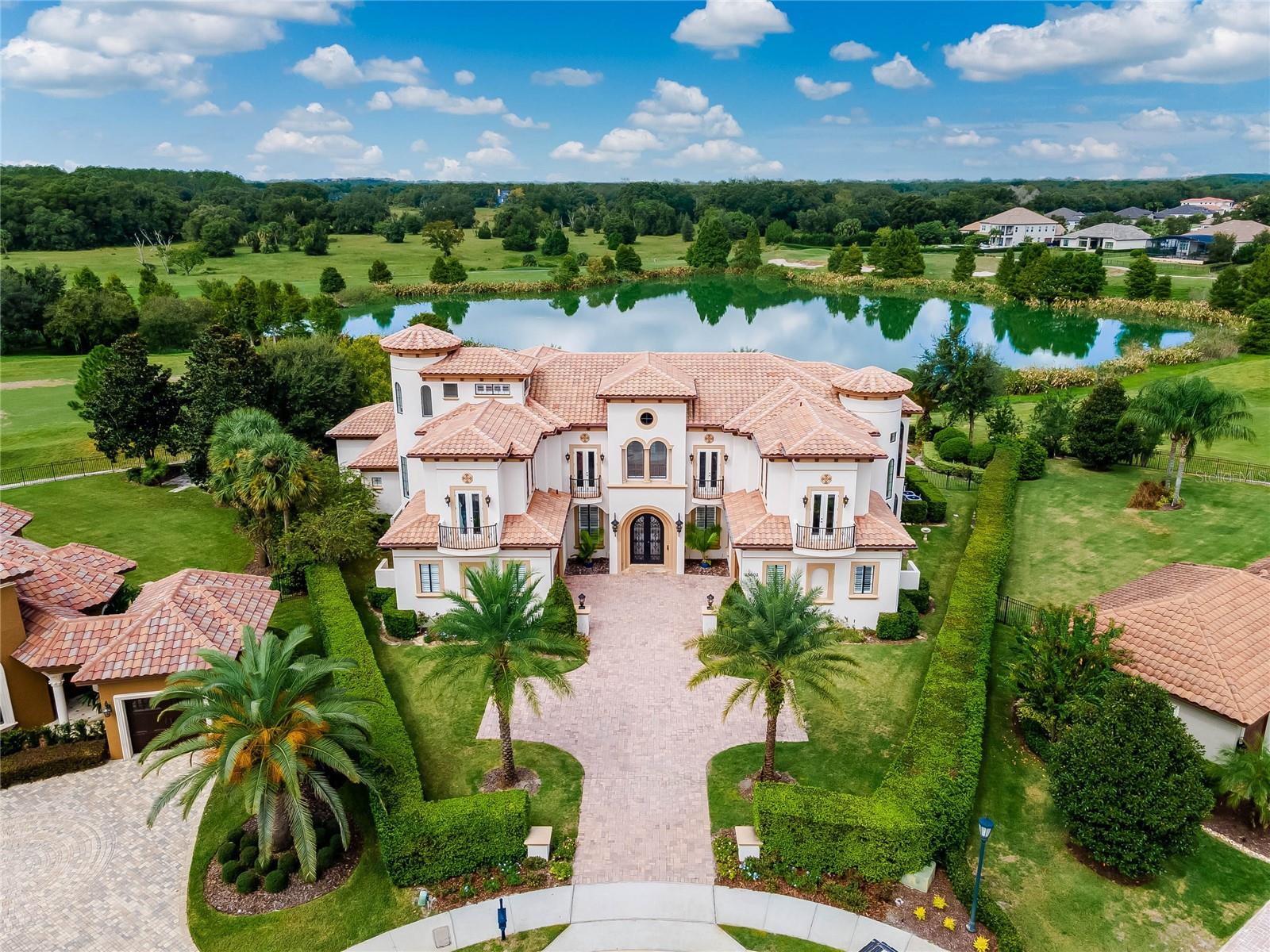 HEATHROW COUNTRY ESTATE HOMES - Residential