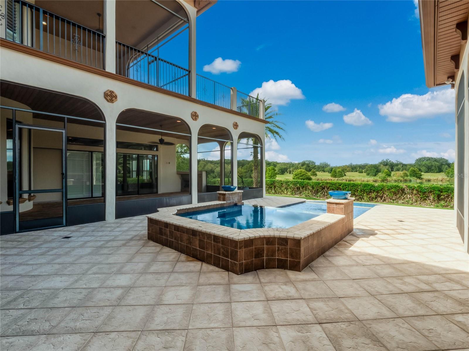 HEATHROW COUNTRY ESTATE HOMES - Residential